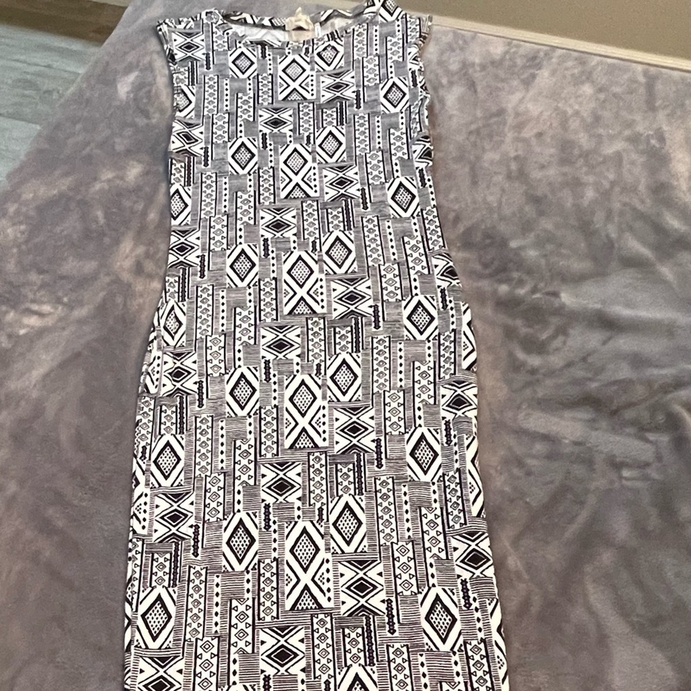 One Clothing Women’s bodycon geometric midi dress black & white pattern Size M